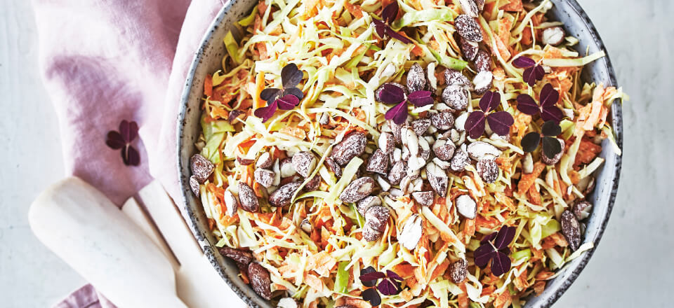 En let og god coleslaw hører sommeren til