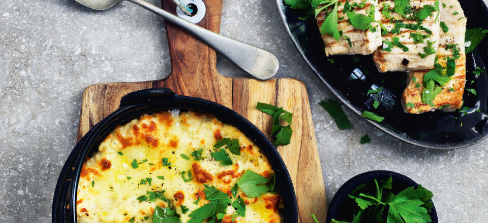 Almindelige koteletter får nyt liv med en pikant-blomkålsgratin