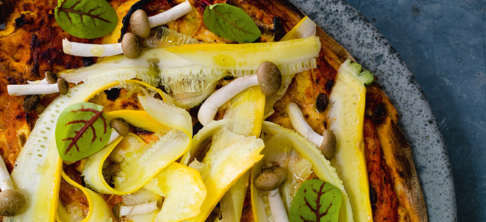 Squash, svampe og mascarpone gør denne pizza skøn og kødfri.