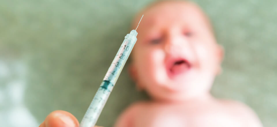 Børnevaccinationer består i Danmark af et helt program med forskellige vacciner og effekter.