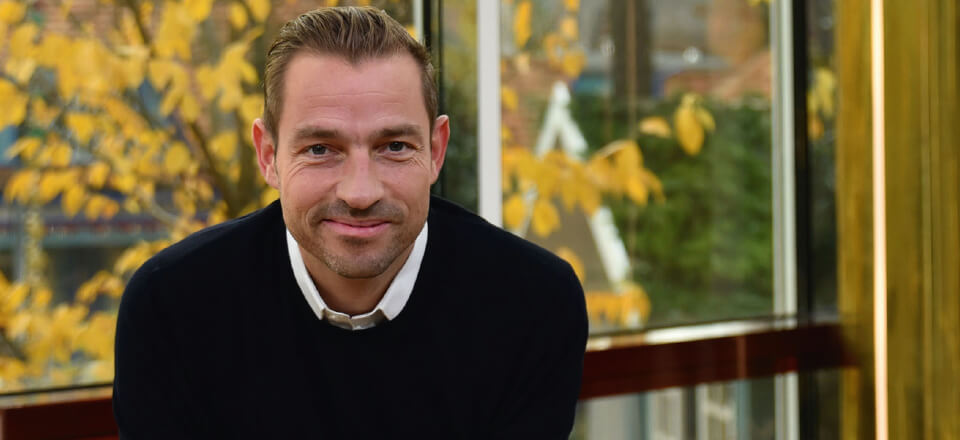 Adam er 44 år gammel, men går i seng samme tid som sine børn