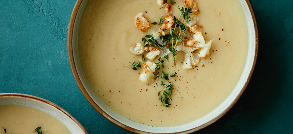 Bagt hvidløgssuppe med kartofler og blomkål