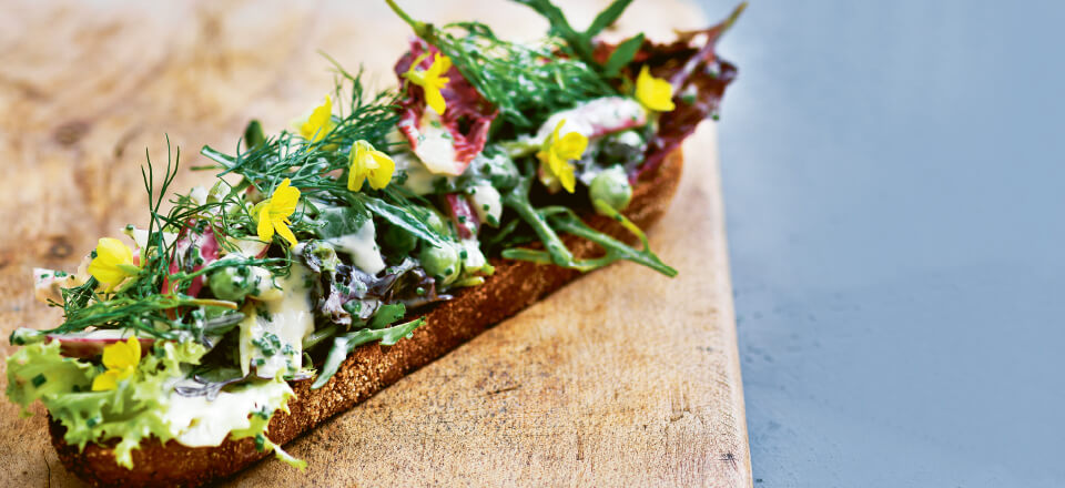Toast med salater vendt i tykmælksmayo