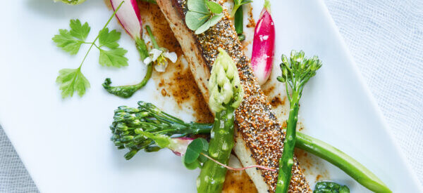 Grønt i koji med strandurter, kampotpebersauce og hornfisk