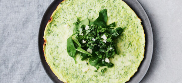 Omelet med hytteost, spinat og grønkål