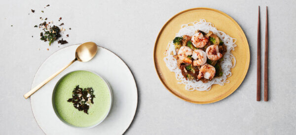 Asiatisk stir fry med tigerrejer og shiratakinudler