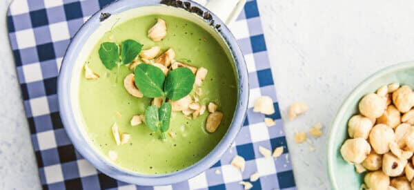 Sørens ærtesuppe med broccoli og hasselnødder