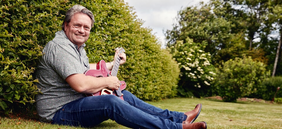 Johnny Hansen med guitar
