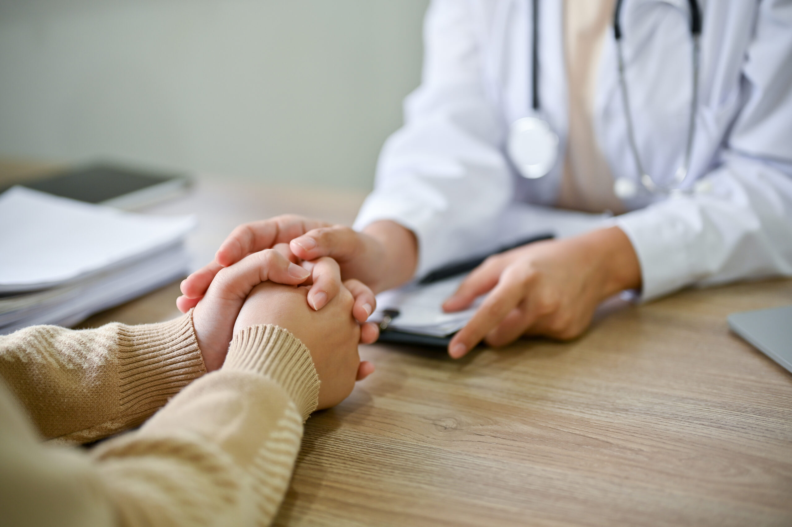 Ros og underdrivelse - konsultation ved lægen. Lægen tager sig af sin patient
